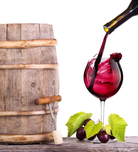 Vinho tinto, copo e barril com uvas — Fotografia de Stock