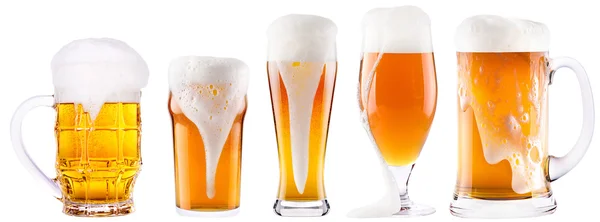 Gelida raccolta di birra fresca con schiuma isolata — Foto Stock