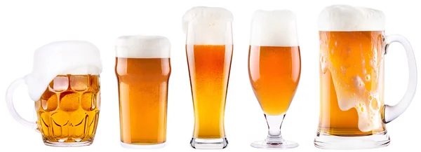 Gelida raccolta di birra fresca con schiuma isolata — Foto Stock