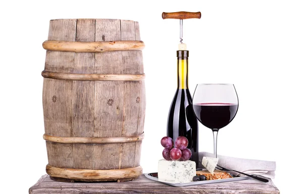 Trauben auf einem Fass mit Korkenzieher, Weinglas und Käse — Stockfoto