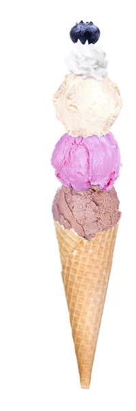 Три ложки мороженого с конусом и голубой ягодкой — стоковое фото