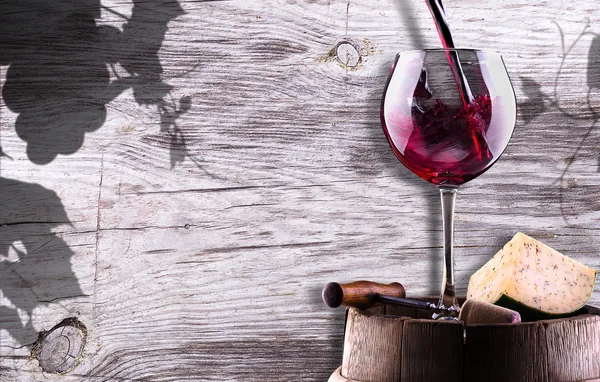 Chease, tire-bouchon et verre à vin sur un tonneau vintage en bois — Photo