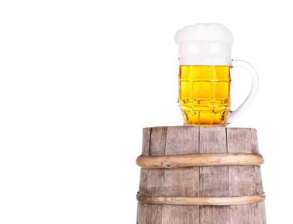Copo de cerveja em barril vintage de madeira — Fotografia de Stock