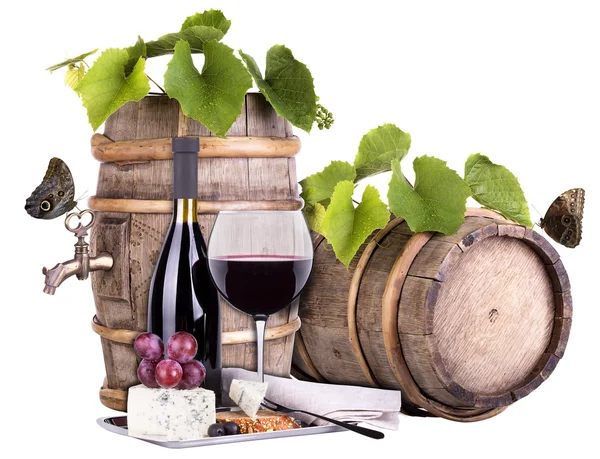 Uvas em um barril com saca-rolhas, borboleta e copo de vinho — Fotografia de Stock