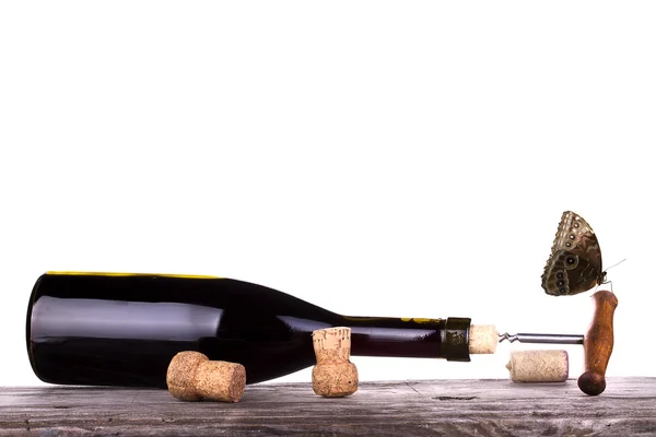 Vino rosso, farfalla e una bottiglia isolata — Foto Stock