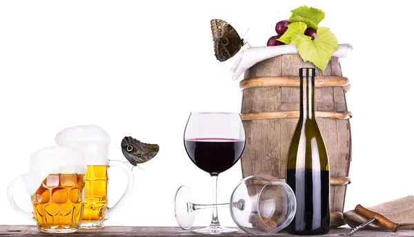 Winogrona na beczce z korkociągiem, piwo i motyl — Zdjęcie stockowe