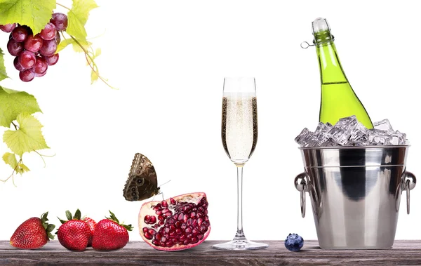 夏の果物とシャンパンの氷のバケツ — ストック写真