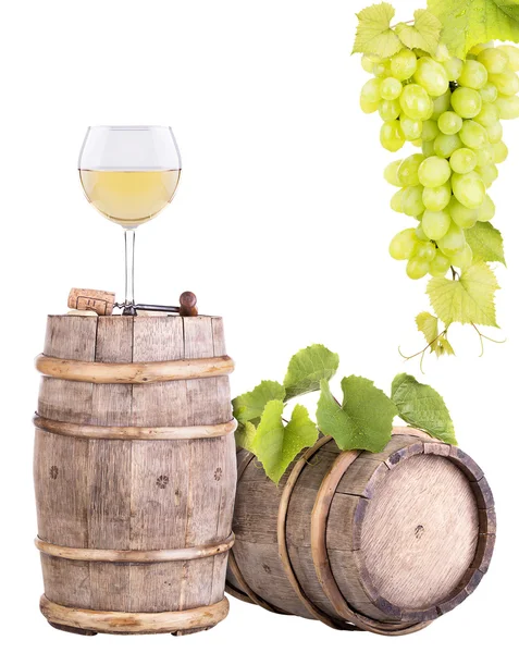 Uva con bicchiere di vino e botte vintage in legno — Foto Stock