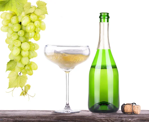 シャンパンとガラスの瓶でブドウ — ストック写真