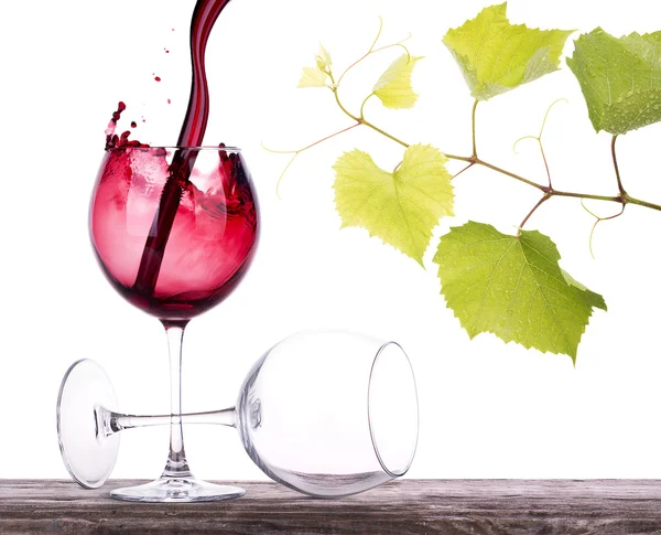 Par de copas de vino llenas y vacías sobre una mesa de madera —  Fotos de Stock