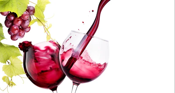 Coppia di calici con spruzzi di vino rosso — Foto Stock