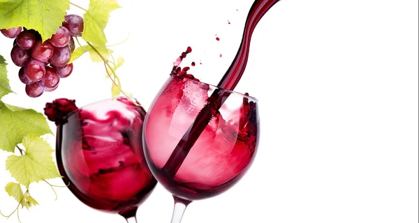 赤ワインのスプラッシュとガラスのペア — ストック写真