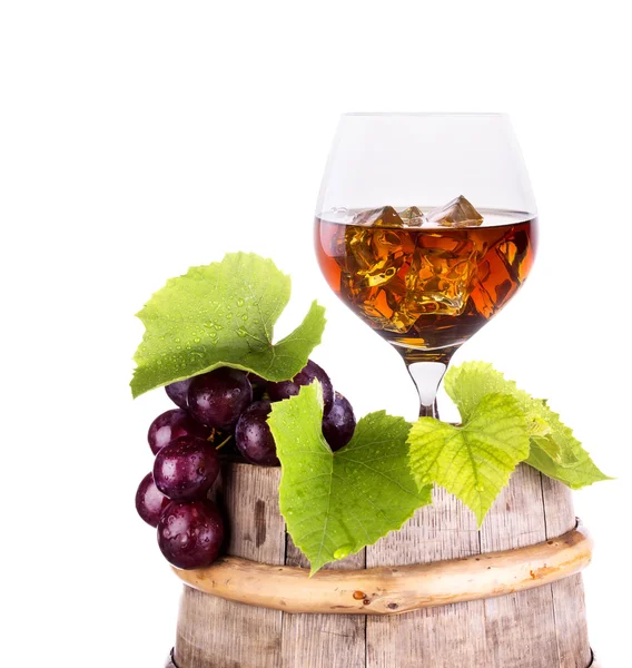 Konjak eller brandy på en trä fat — Stockfoto