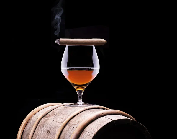 Cognac en een sigaar op zwart met vintage vat — Stockfoto
