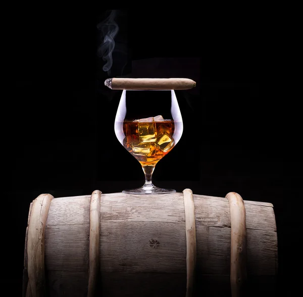 Cognac y cigarro en negro con barril vintage — Foto de Stock