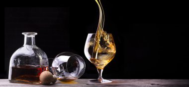 Konyak ya da konyak Tahta bir masada