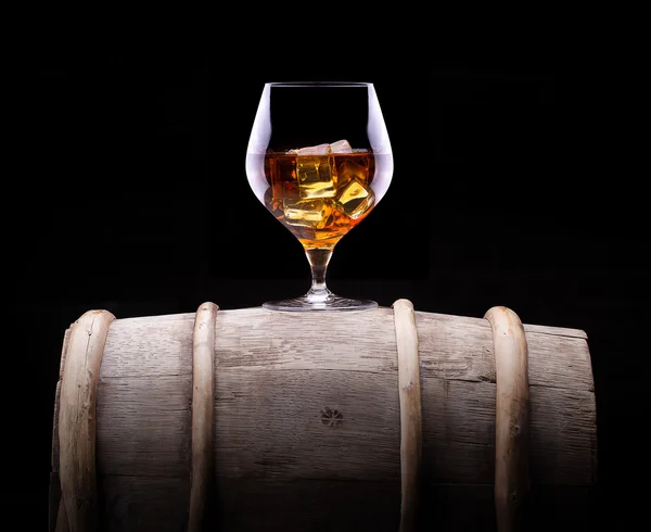 Cognac oder Brandy auf einem Holzfass — Stockfoto