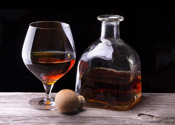 Cognac oder Brandy auf einem Holztisch — Stockfoto