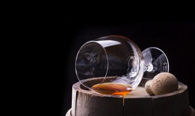 konyak ya da ahşap bir varil üzerinde brendi