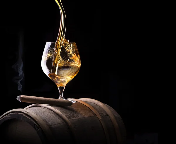 Cognac y cigarro con humo sobre fondo negro — Foto de Stock