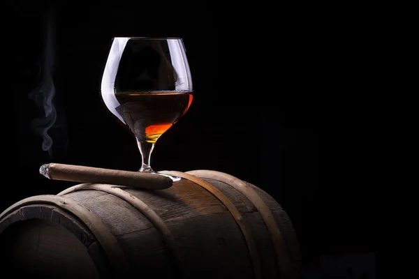 Cognac y cigarro en negro con barril vintage — Foto de Stock