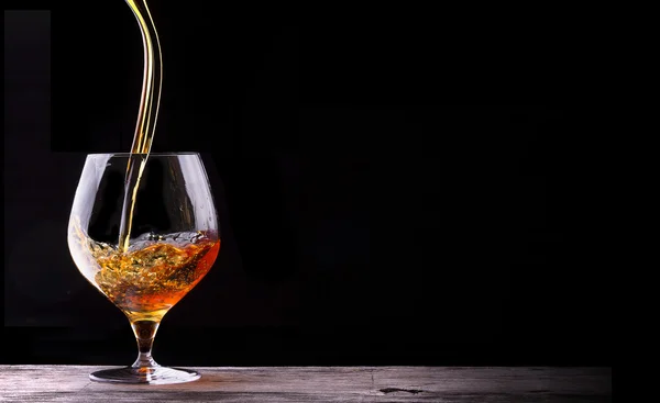 Cognac oder Brandy auf einem Holztisch — Stockfoto