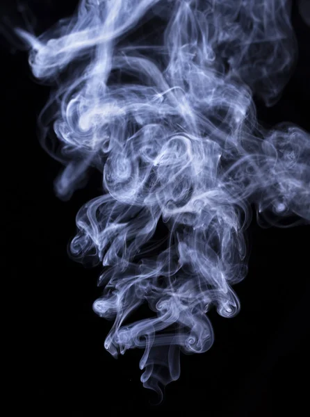 Abstrakt cigarrök på svart — Stockfoto