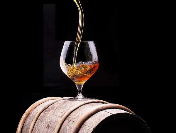 Cognac ou brandy sur un tonneau en bois — Photo