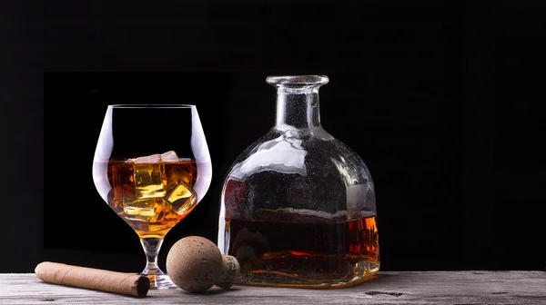 Cognac dan Cerutu di atas hitam dengan tabel vintage — Stok Foto