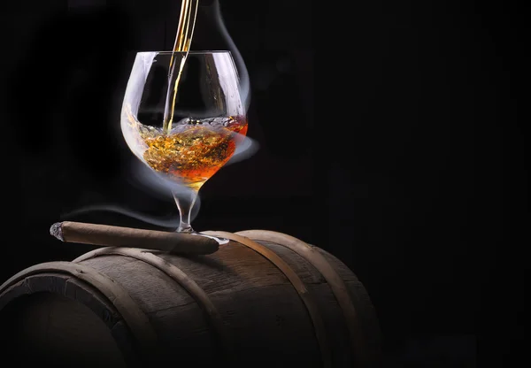 Cognac glas höljd i en rök — Stockfoto