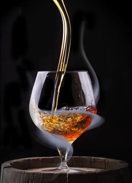 Cognac glas gehuld in een rook — Stockfoto