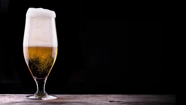 Vetro ghiacciato di birra chiara su sfondo nero — Foto Stock