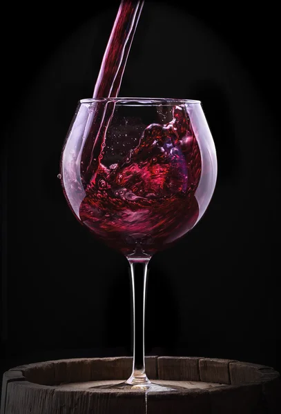 Élégant verre à vin rouge en fond noir — Photo