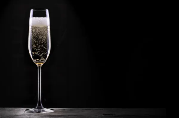Copo de champanhe isolado em fundo preto — Fotografia de Stock