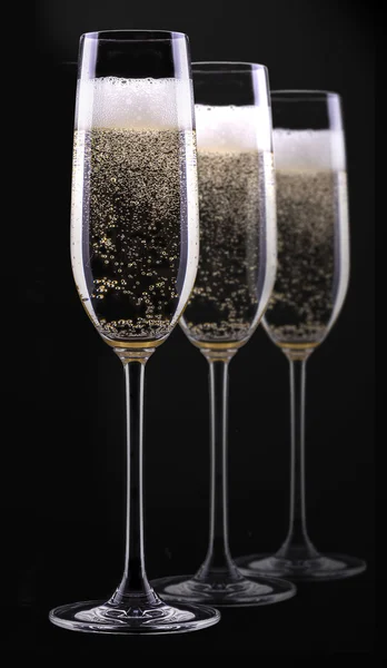 Glas champagne geïsoleerd op zwarte achtergrond — Stockfoto