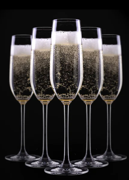 Kieliszek szampana na białym tle na czarnym tle — Zdjęcie stockowe