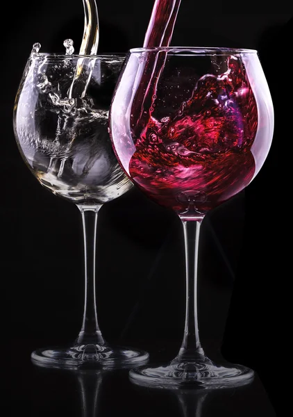 Zarif kırmızı şarap cam siyah arka planda — Stok fotoğraf