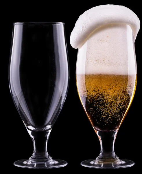 Bicchiere pieno e vuoto di birra leggera — Foto Stock