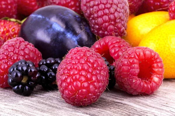 Smakelijke zomer fruit op een houten tafel — Stockfoto