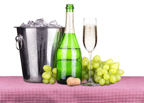 Picnic con champagne e cibo — Foto Stock