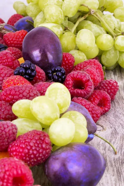 Вкусные летние фрукты на деревянном столе — стоковое фото