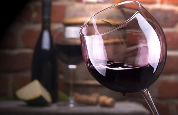 Glas Wein gegen eine Ziegelmauer — Stockfoto