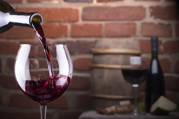 Glas Wein gegen eine Ziegelmauer — Stockfoto