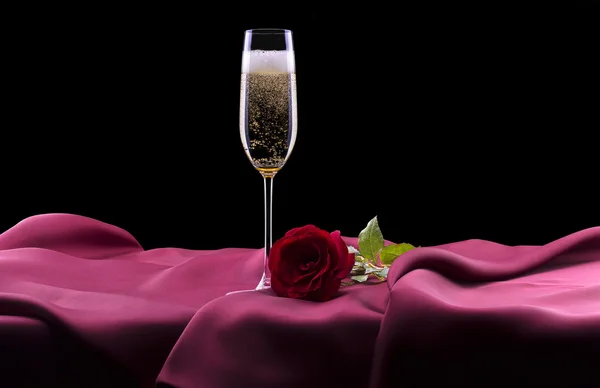 Copo de champanhe e rosa em preto — Fotografia de Stock
