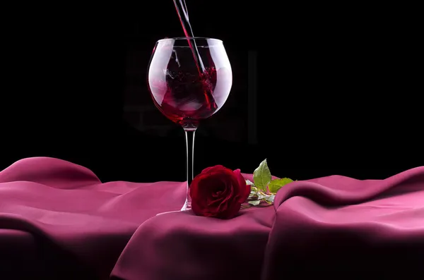 kırmızı şarap ve gül siyah cam