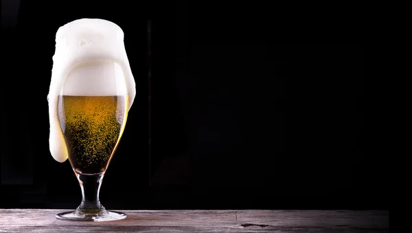 Frostiges Glas helles Bier auf schwarzem Hintergrund — Stockfoto