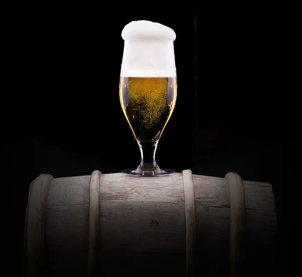 Холодный стакан светлого пива на черном фоне — стоковое фото