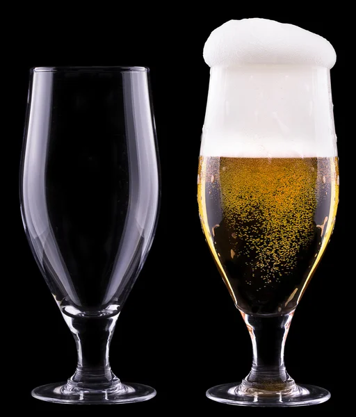 Vaso lleno y vacío de cerveza ligera — Foto de Stock