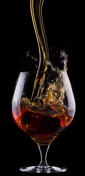 Konjak eller brandy på en svart — Stockfoto