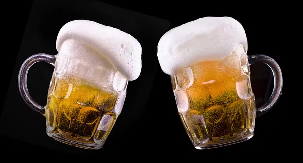 Birra in vetro su un nero — Foto Stock